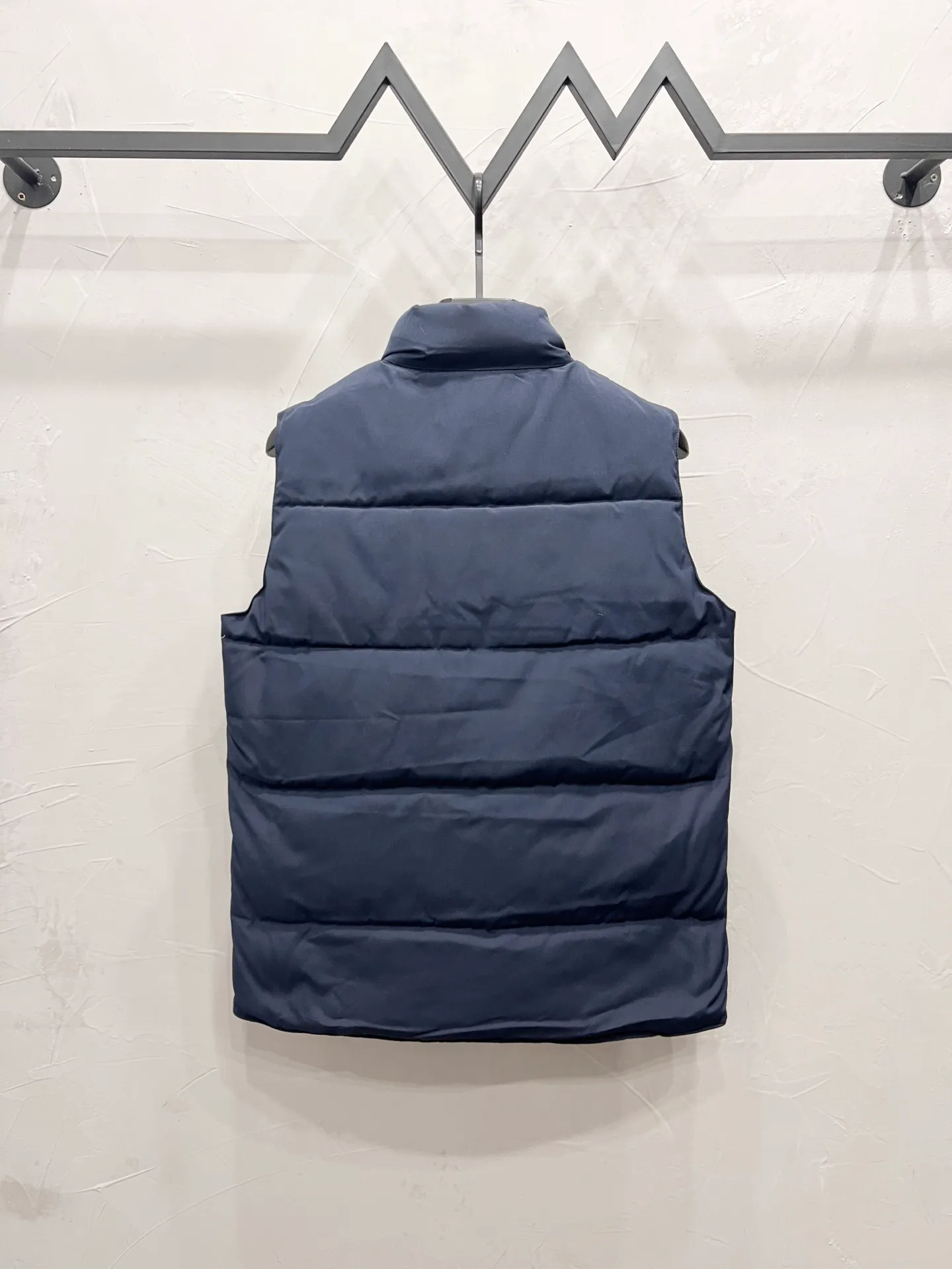 P330 model number: YC27 Canada goose/Canada Goose 4154M Freestyle Crew down vest, using international 50 down, genuine original clothing, pay attention to the version, YKK double zipper, velvet on the back collar, more warm, zippered hidden pocket on the inside, genuine mesh pockets on the inside, you need to compare with the genuine product at any time, the accessories are all original factory custom-made, the fabric is molded and customized according to the authentic original version It can be restored by kneading it at will (fabric interpretation: the harder the fabric, the better the waterproof performance. Only those who buy the latest authentic version this year will notice the softness and comfort of the fabric. Soft fabrics are waterproof and have memory rebound function, which is the authentic fabric). The down is synchronized with genuine white duck down, fluffy and not clumps. The original version of Big Goose is white duck down. It is not the goose down boasted by the world's random copywriting. It can be verified through any official channel. Customized authentic YKK double zipper military-grade copper core zipper puller. High hardness and no jamming. The original smoothness is restored. The workmanship and wiring are all controlled by workers with more than ten years of service. They must be horizontal and vertical. No crookedness. The inner wiring density is more sophisticated. Feel free to compare. Big goose label. Collar label. Washed label. Hangtag. Zipper rope. Pocket label. Collar velvet. Buttons. All details are updated simultaneously with the original version. The best version. A fighter in a world-famous vest. Compare to the entire network. Color: Black White Navy Blue Gray Gray Gray Label Size: S-XXL